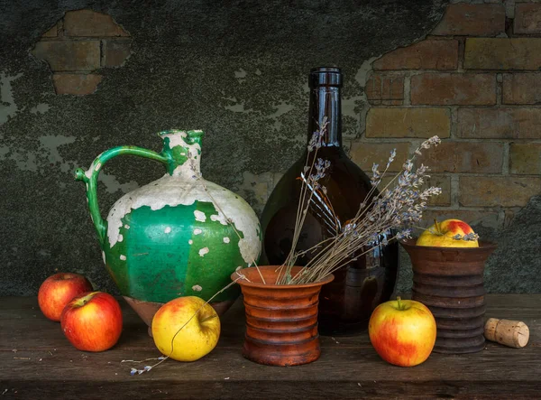 一个有剥皮漆的非常古老的陶瓷壶 一个大的深褐色玻璃瓶 一个装有薰衣草和成熟苹果的陶瓷花瓶 静谧的生活 — 图库照片