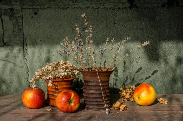 Stillleben Mit Reifen Äpfeln Lavendelstrauß Und Keramikvase Jahrgang — Stockfoto