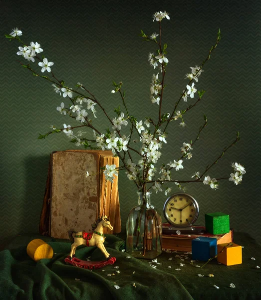 Ainda Vida Com Brinquedos Madeira Livros Buquê Flores Cereja Selvagens — Fotografia de Stock