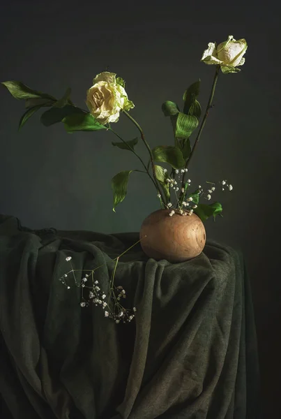 Στο Τραπέζι Ένα Βάζο Από Ξύλο Είναι Ένα Μπουκέτο Τριαντάφυλλα — Φωτογραφία Αρχείου