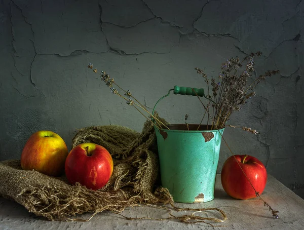 Çuval bezinde olgun elmalar ve kovada bir demet lavanta ile dolu bir hayat. Eski model. Retro.