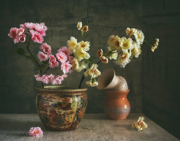 Nature Morte Avec Des Branches Sakura Fleurs Vintage Rétro — Photo