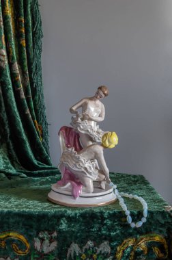 İki balerinin porselen kompozisyonu. Antika porselen biblo ve boncuklar..