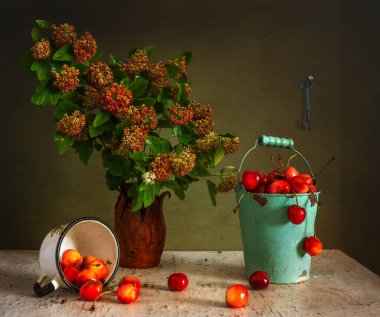 Olgun böğürtlenler ve mis kokulu kır çiçekleriyle dolu bir hayat.