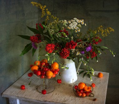 Olgun böğürtlenler ve mis kokulu kır çiçekleriyle dolu bir hayat.