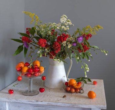 Olgun böğürtlenler ve mis kokulu kır çiçekleriyle dolu bir hayat.