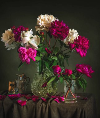 Güzel kokulu beyaz ve kırmızı şakayıklar..