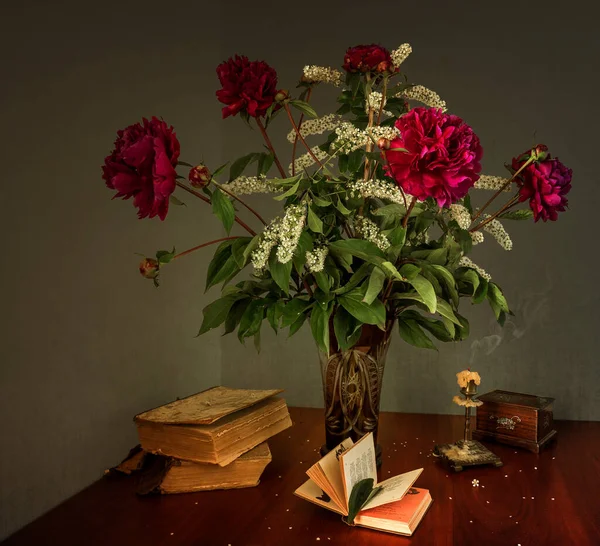 Stilleven Met Een Boeket Witte Vogelkers Met Rode Pioenen Boeken — Stockfoto