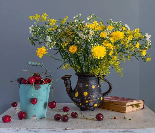 Stillleben Mit Reifen Beeren Und Duftenden Wildblumen — Stockfoto