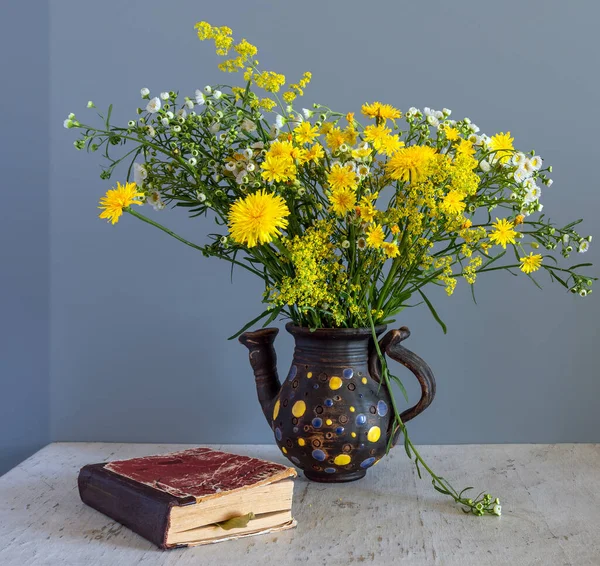 Stillleben Mit Einem Strauß Wiesenblumen Einer Niedlichen Keramik Teekanne Und — Stockfoto