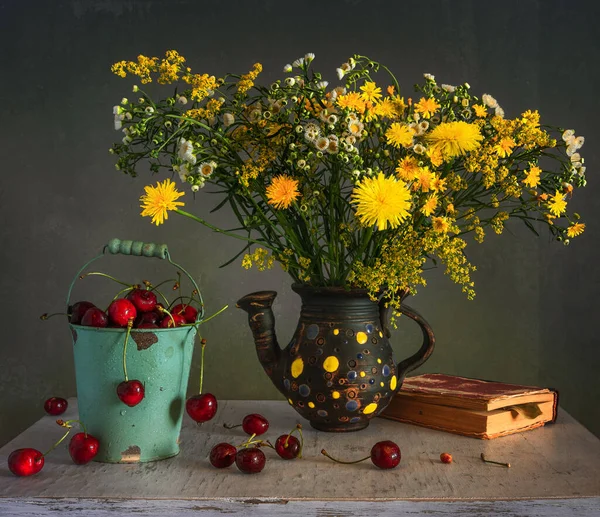 Still Life Ripe Berries Fragrant Wildflowers — Stock Photo, Image