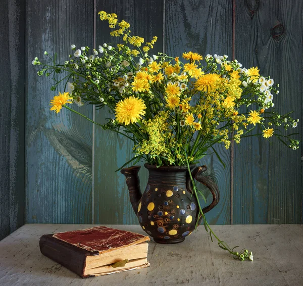 Натюрморт Букетом Лугових Квітів Милий Керамічний Чайник Книгу — стокове фото
