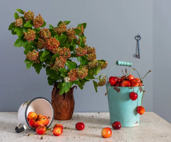 Stillleben Mit Reifen Beeren Und Duftenden Wildblumen — Stockfoto