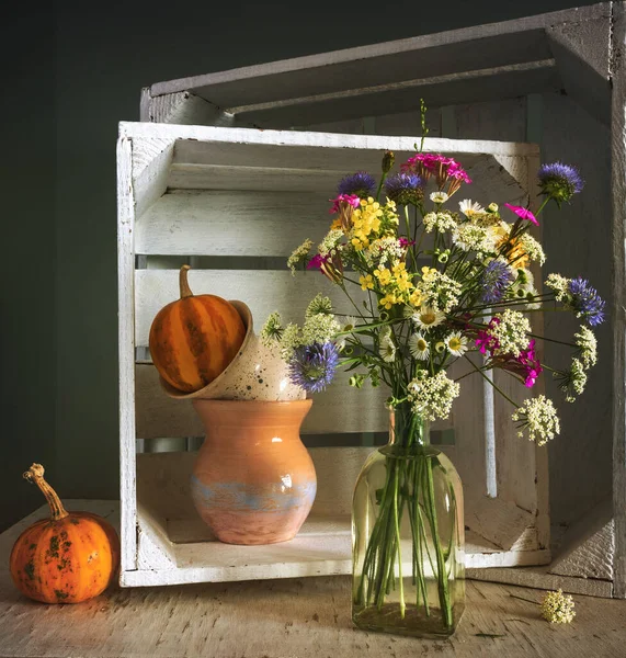 Stillleben Mit Einem Strauß Wiesenblumen Und Kleinen Kürbissen Auf Einem — Stockfoto