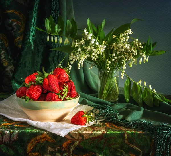 还有成熟的草莓和一束春花的静谧生活 — 图库照片