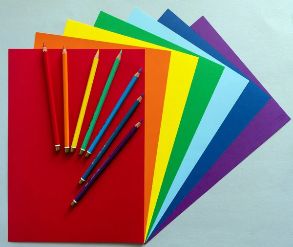 Feuilles Papier Multicolore Avec Crayons Couleur Pour Correspondre Papier Couleurs — Photo