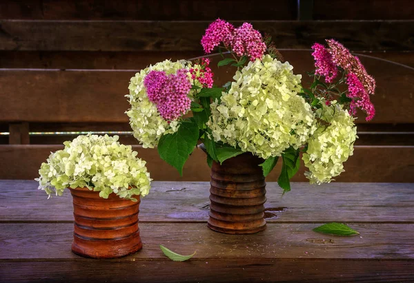 Bodegón Con Ramo Flores Blancas Lila Jarrón Cerámica Hortensia Floreciente — Foto de Stock