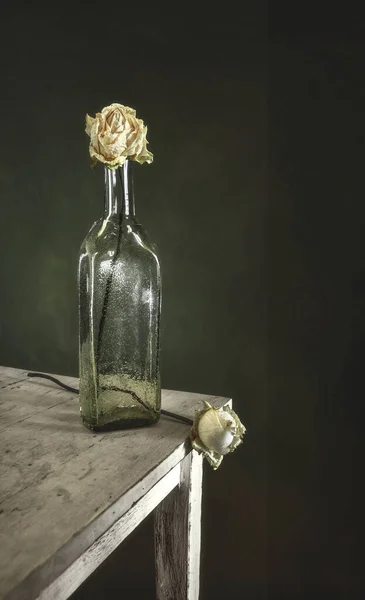 Bodegón Con Una Botella Transparente Dos Rosas Blancas Secas Vintage — Foto de Stock