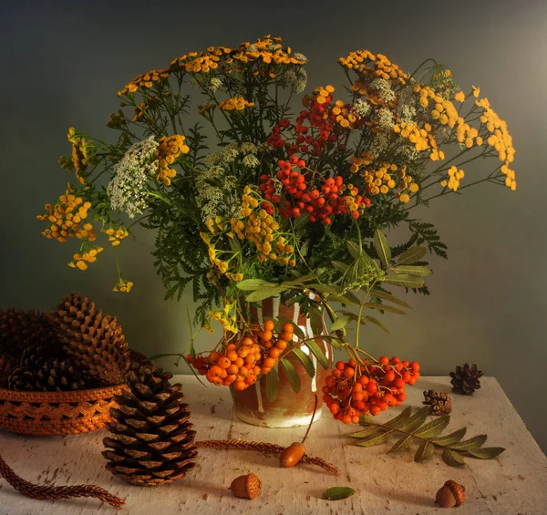 Een Boeket Van Weidebloemen Rowan Takken Met Rode Trossen Bessen — Stockfoto