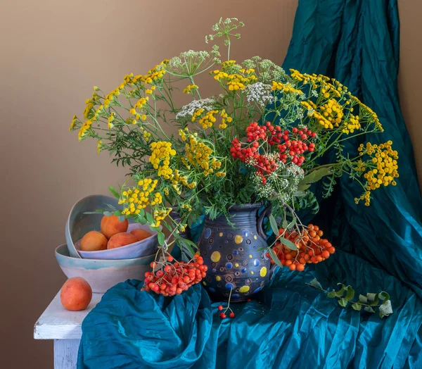 Een Boeket Van Weidebloemen Rowan Takken Met Rode Trossen Bessen — Stockfoto