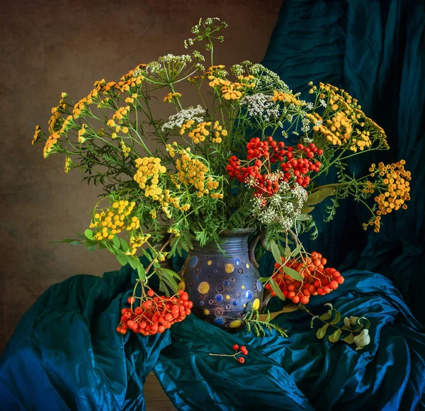 Een Ruiker Van Weide Bloemen Rowan Takken Met Rode Trossen — Stockfoto