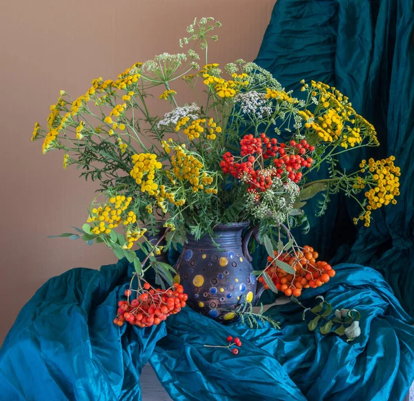 Bir Buket Çayır Çiçeği Kırmızı Böğürtlen Demetli Rowan Dalları — Stok fotoğraf