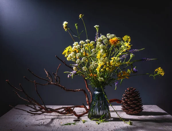 Букет Лугових Квітів Столі Скляній Вазі Поруч Лежить Гілка Великий — стокове фото