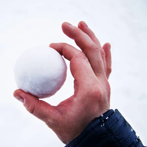 Bola de neve perfeita na mão nua. bola de neve derrete na mão nua — Fotografia de Stock