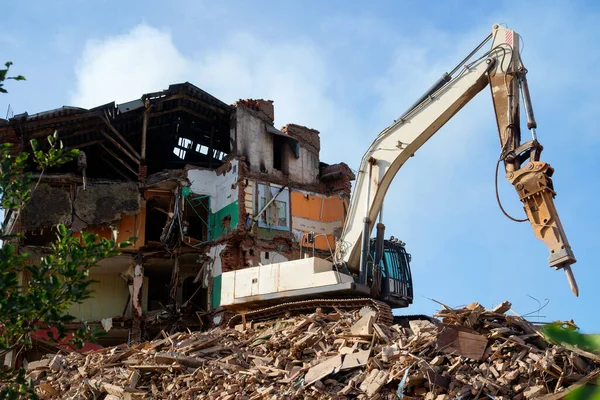 Çok katlı bir binanın yıkılışının görüntüsü. Binaların ve binaların yıkılması ve yıkılması. Betonu yok et