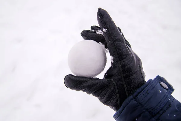 Snöboll i handen. Snöboll redo för start. — Stockfoto