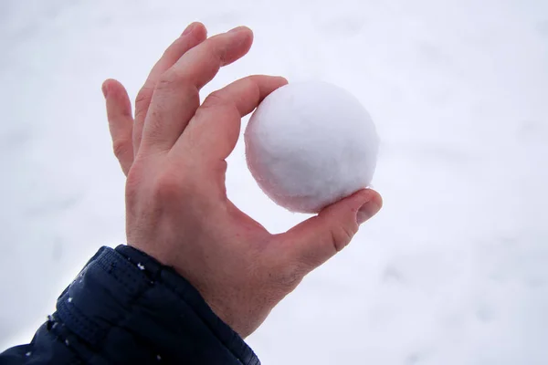 Bola de nieve en mano desnuda. bola de nieve se derrite en la mano desnuda —  Fotos de Stock