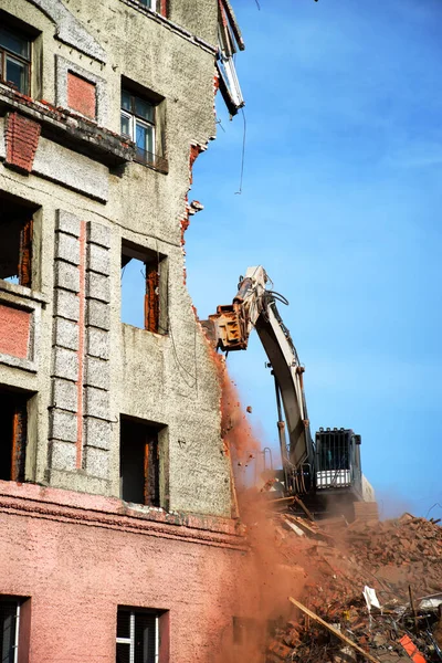 Excavator Demolishing Brick Building Machinery Demolishing Building — Stock Photo, Image