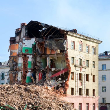 Yıkım enkazı yığını. İnşaat alanındaki gri molozlar. Bir evin yıkılması. İnşaat alanında beton döküntüleri var.