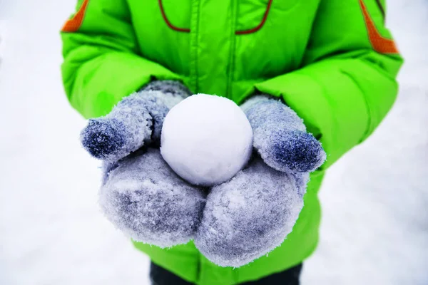 Bola Nieve Las Manos Persona Sosteniendo Bola Nieve Primer Plano —  Fotos de Stock