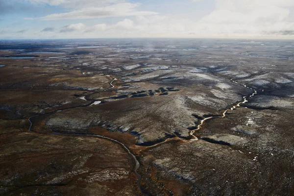 Verão paisagem natureza de cima. Vista aérea da montanha. banco de rio de manhã na tundra. Península de Taimyr, Rússia. Norilsk — Fotografia de Stock