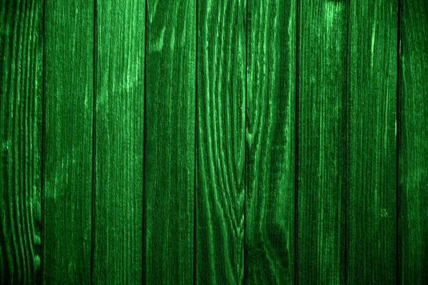 Recinzione di legno verde vecchio primo piano con spazio copia. Un muro di assi di legno sfilacciate. Texture di vecchie tavole dipinte. Texture di vecchie assi di legno con vernice peeling. Sfondo e texture per il design — Foto Stock
