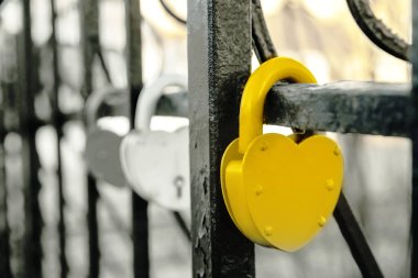 Kapalı asma kilit ve kalp şekli sonsuz aşkın sembolü. Sevgililer Günü için kavram