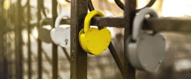 Kapalı asma kilit ve kalp şekli sonsuz aşkın sembolü. Sevgililer Günü için konsept. Bulanık resim, seçici odak.