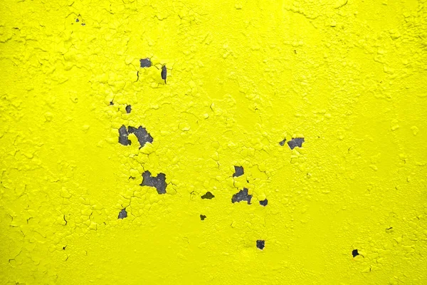 有裂缝的油漆纹理。带粉刺的黄色背景。艺术、插图、牢骚、现代、海报. — 图库照片