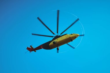 Dünyanın en büyük kargo helikopteri tepemizde uçuyor. Alt görünüm