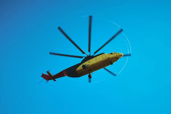 Dünyanın en büyük kargo helikopteri tepemizde uçuyor. Alt görünüm