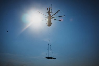 Dünyanın en büyük kargo helikopteri tepemizde uçuyor. Alt görünüm