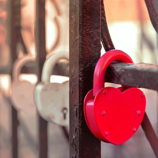 Zamknięta Kłódka Kształt Serca Jako Symbol Wiecznej Miłości Koncepcja Walentynki — Zdjęcie stockowe