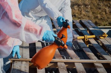 Koruyucu giysili insanlar şehrin sokaklarında dezenfekte oluyor. Salgın korona virüsü, dünya çapında salgın. Karantinadaki virüslerden kaynaklanan yüzeylerin dezenfekte edilmesi. Dezenfektan sıkarak..