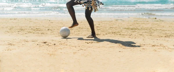 Μαύρος που παίζει ποδόσφαιρο στην παραλία. Ποδόσφαιρο παραλίας. Πανοραμική φωτογραφία. — Φωτογραφία Αρχείου