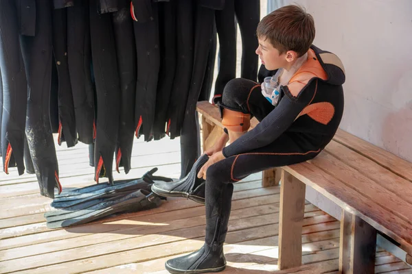 Menino veste um fato de mergulho e prepara-se para mergulhar. Rapaz Mergulhador — Fotografia de Stock