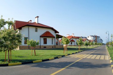 Alman tarzında küçük bir köy. Krasnodar 'daki kulübe yerleşimi. Alman köyü. Avrupa.