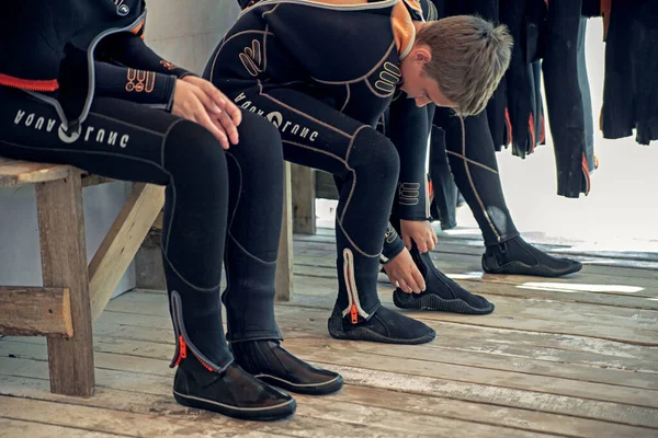 Anapa Rusland Juni 2019 Kindermeisje Trekt Een Wetsuit Aan Maakt — Stockfoto