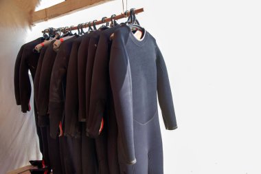 Sahilde kurutmak için dalış kıyafeti. Kıyıda dalış kıyafeti. Yüzme ekipmanları