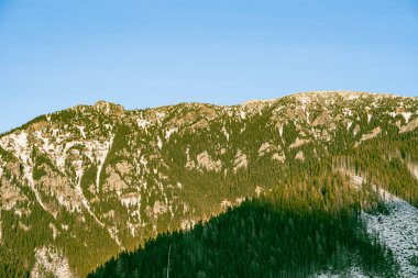 Slovak dağlarının yüksek tepeleri berrak gökyüzü ve güneş altında